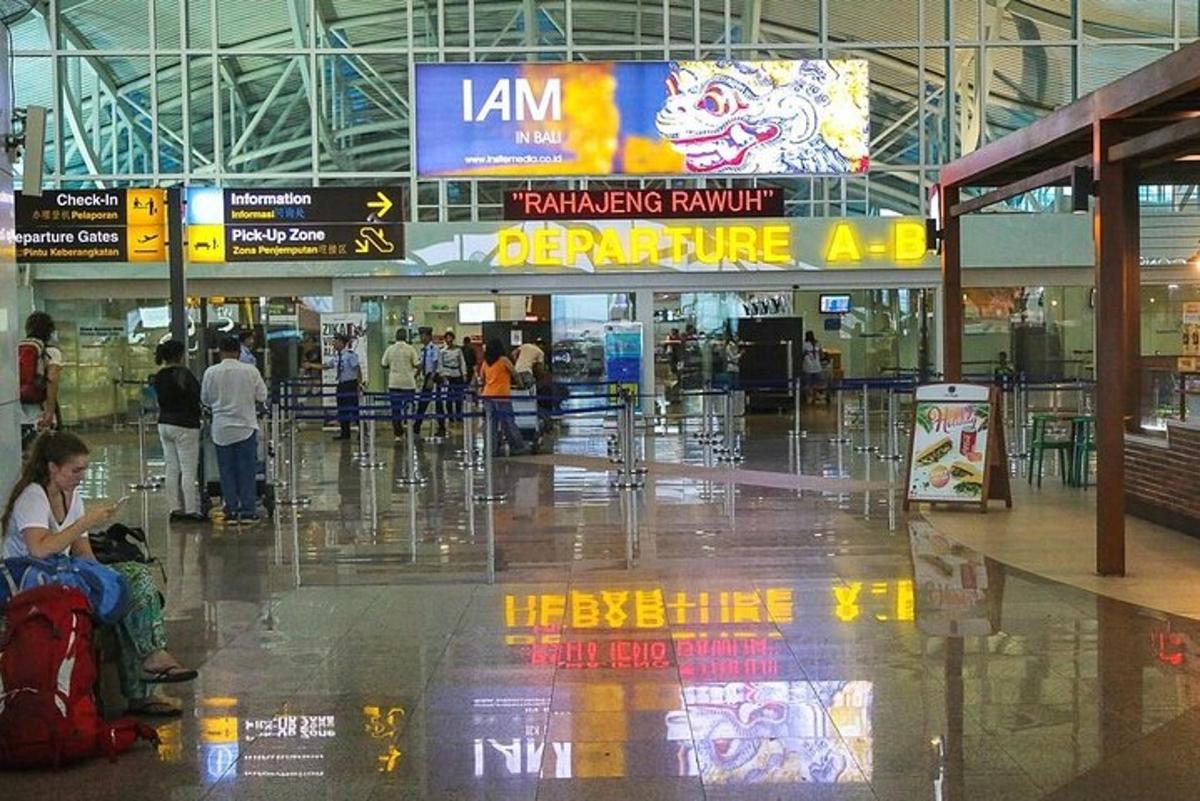 μια γυναίκα που κάθεται στη μέση ενός αεροδρομίου