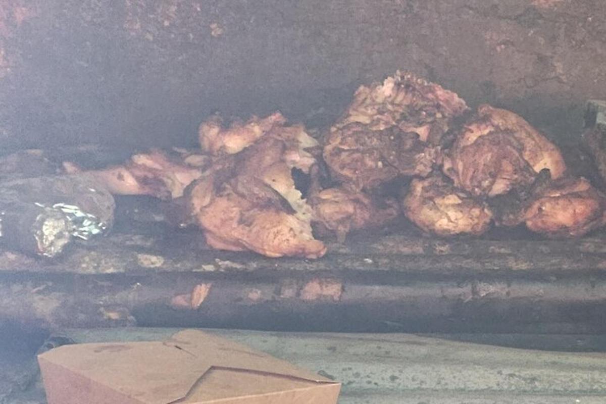 un gruppo di polli che cucinano in un forno
