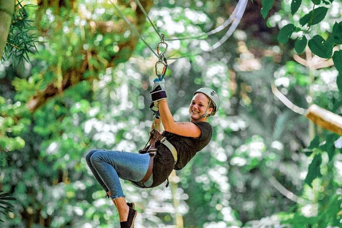 một người phụ nữ trên đường trượt zipline trên cây