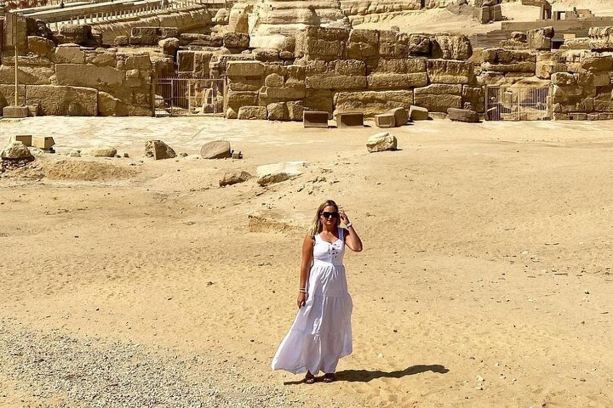 Una mujer con un vestido blanco hablando por un teléfono celular