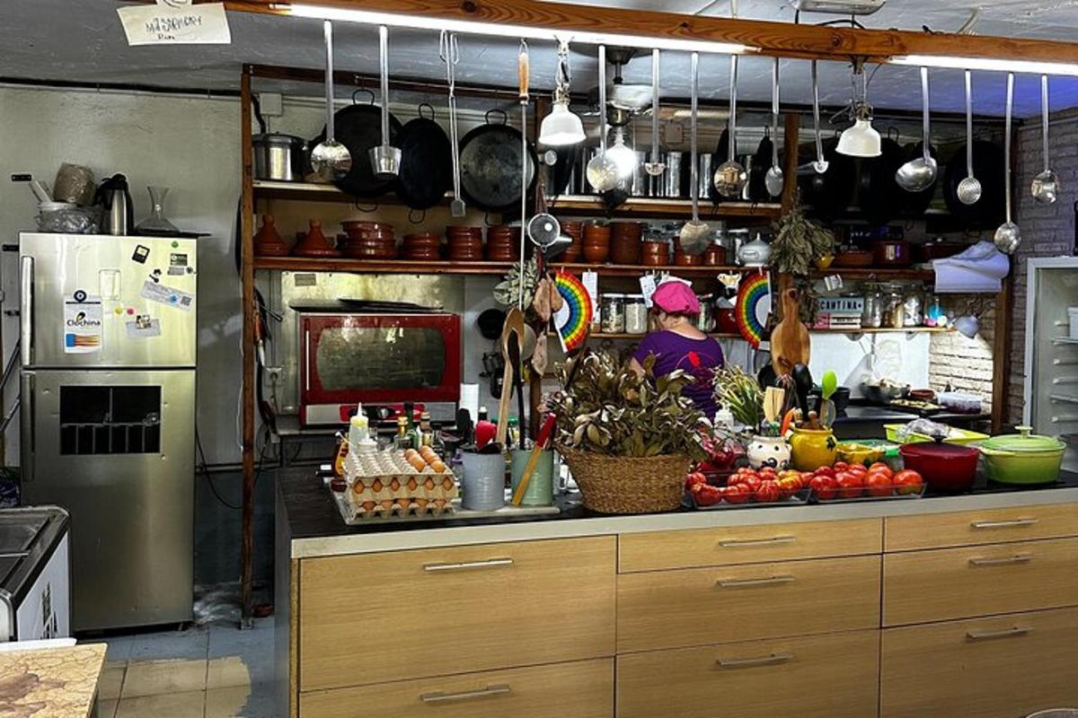 una cucina con un bancone con frutta e verdura