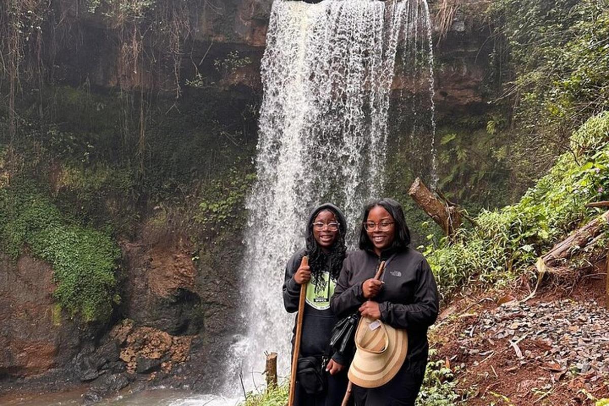 twee vrouwen staan voor een waterval
