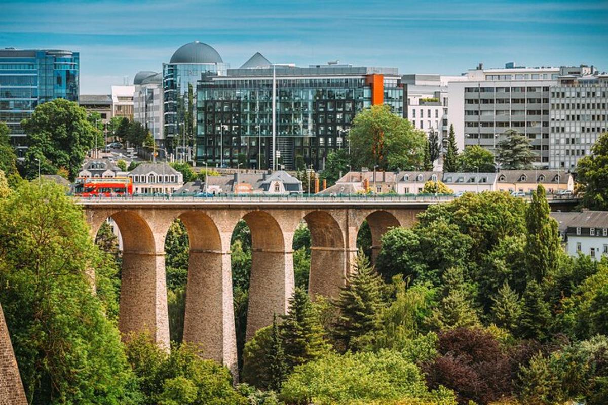 un ponte con un treno sopra in una città