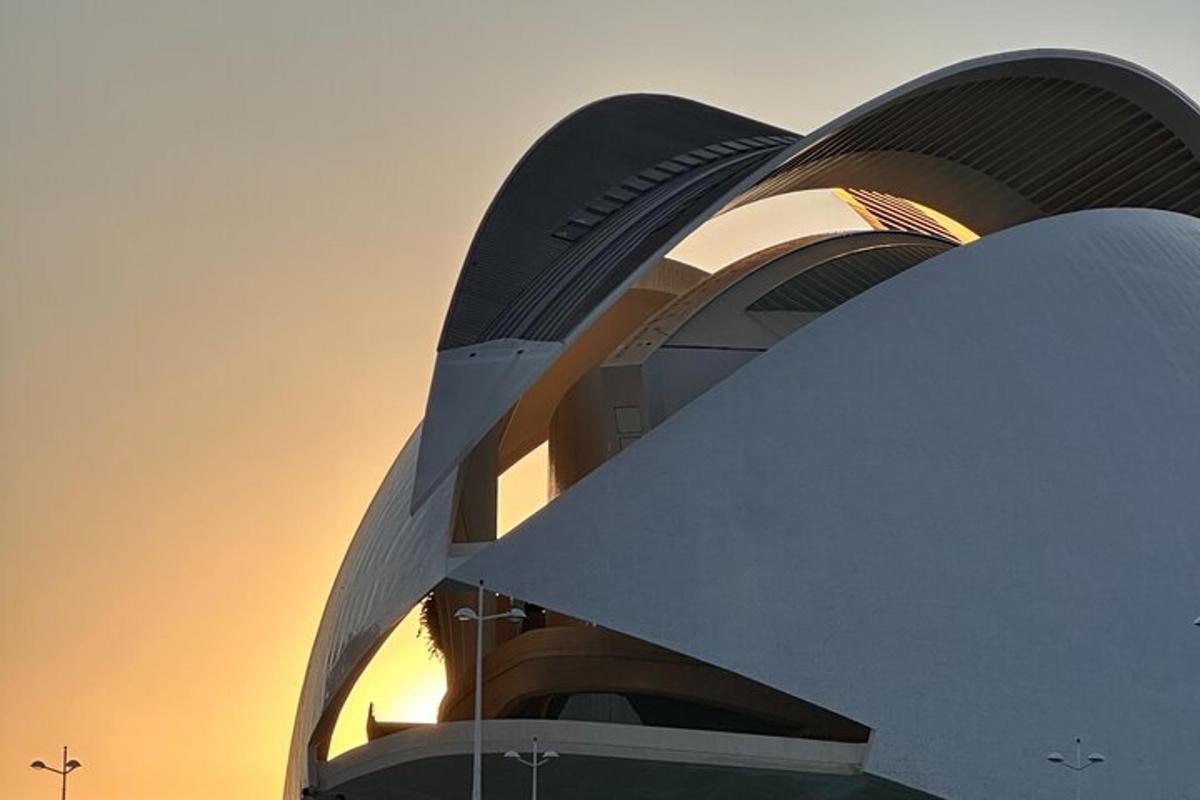 un edificio con un tramonto sullo sfondo