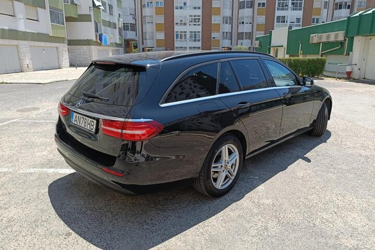 um carro azul estacionado em um estacionamento