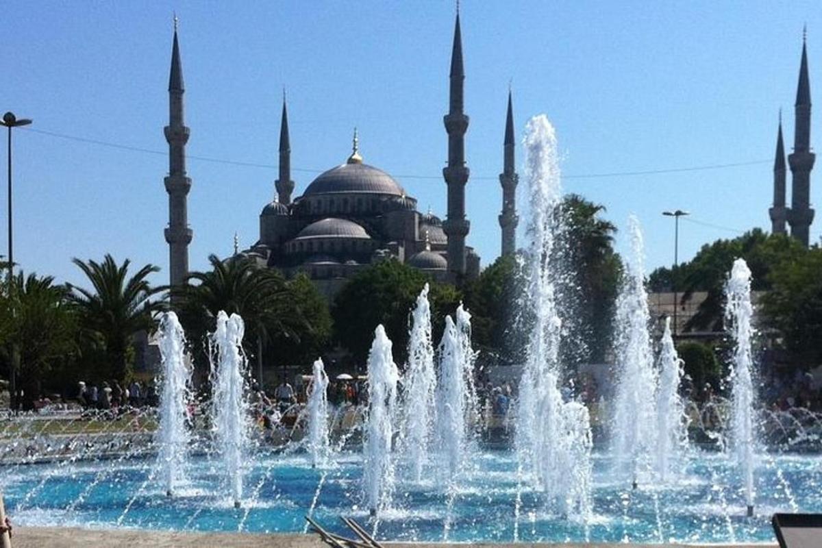 o fântână în fața unei clădiri cu o moschee