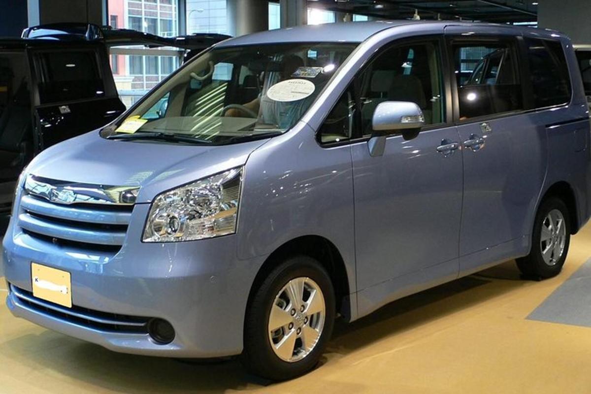 väike sinine auto pargitud garaažis