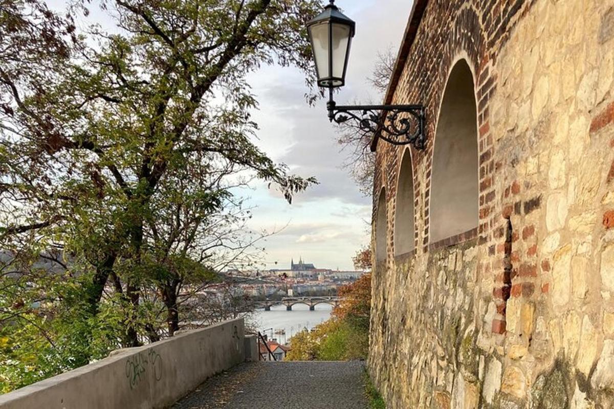pouliční lampa na cihlové zdi vedle řeky
