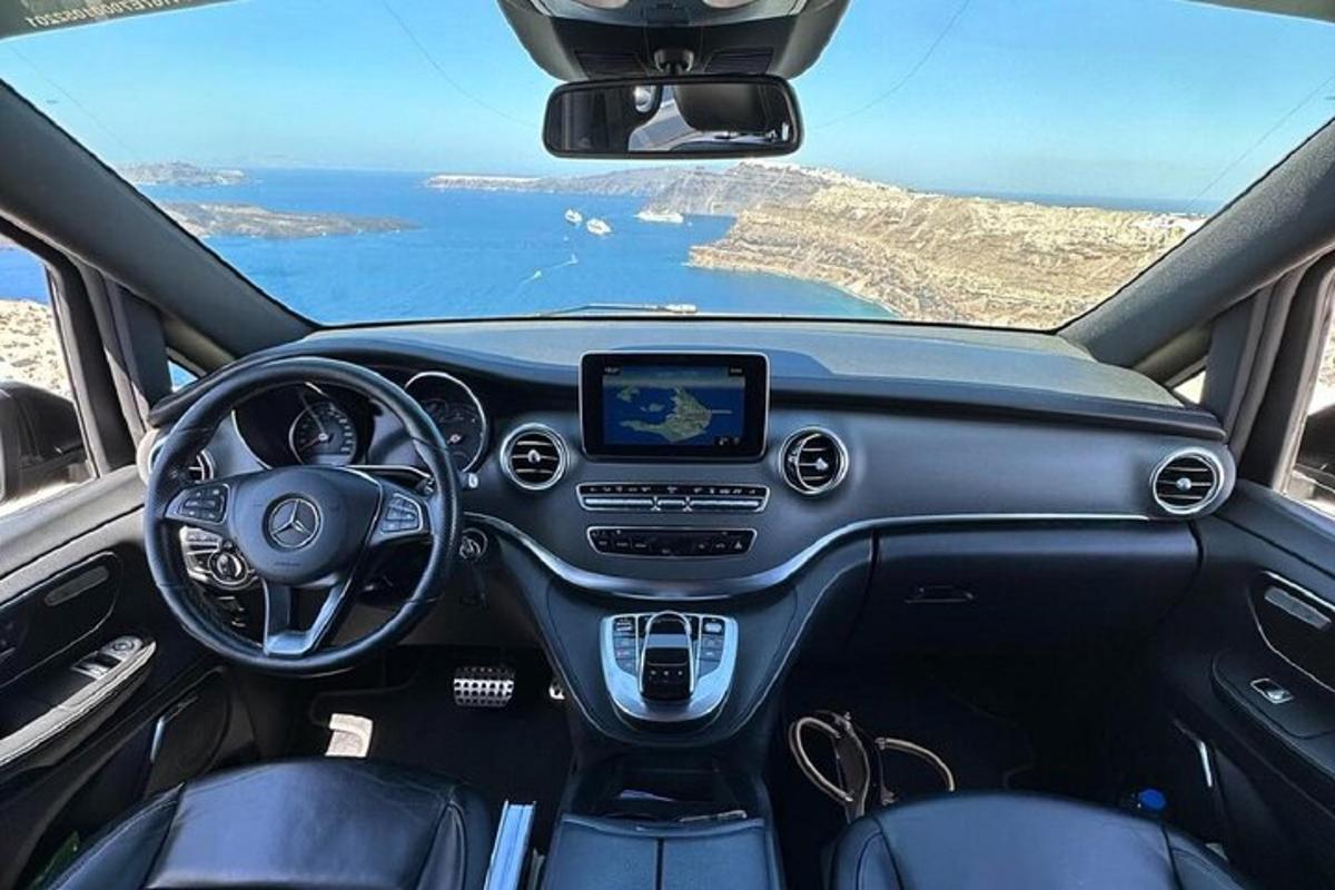 vaade auto seestpoolt koos rooli ja armatuurlauaga