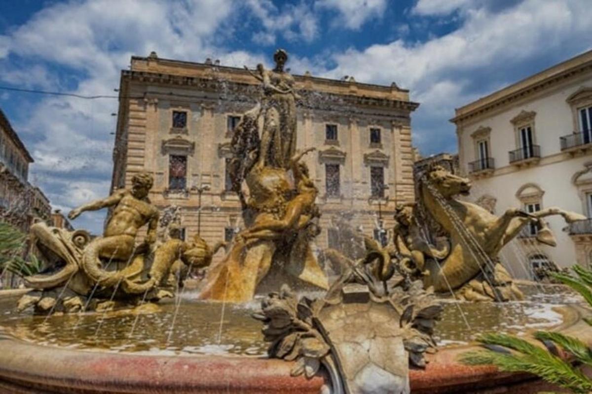 una fontana di fronte a un edificio con un edificio