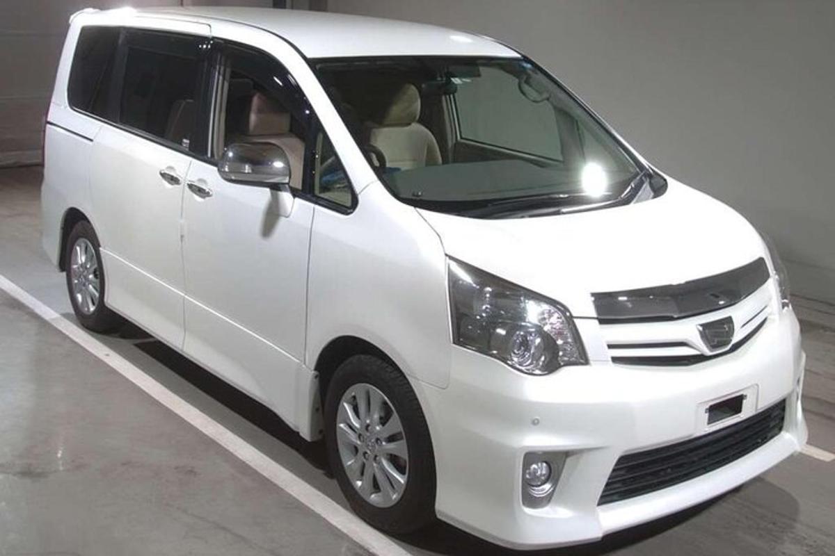 sebuah mobil van putih diparkir di tempat parkir