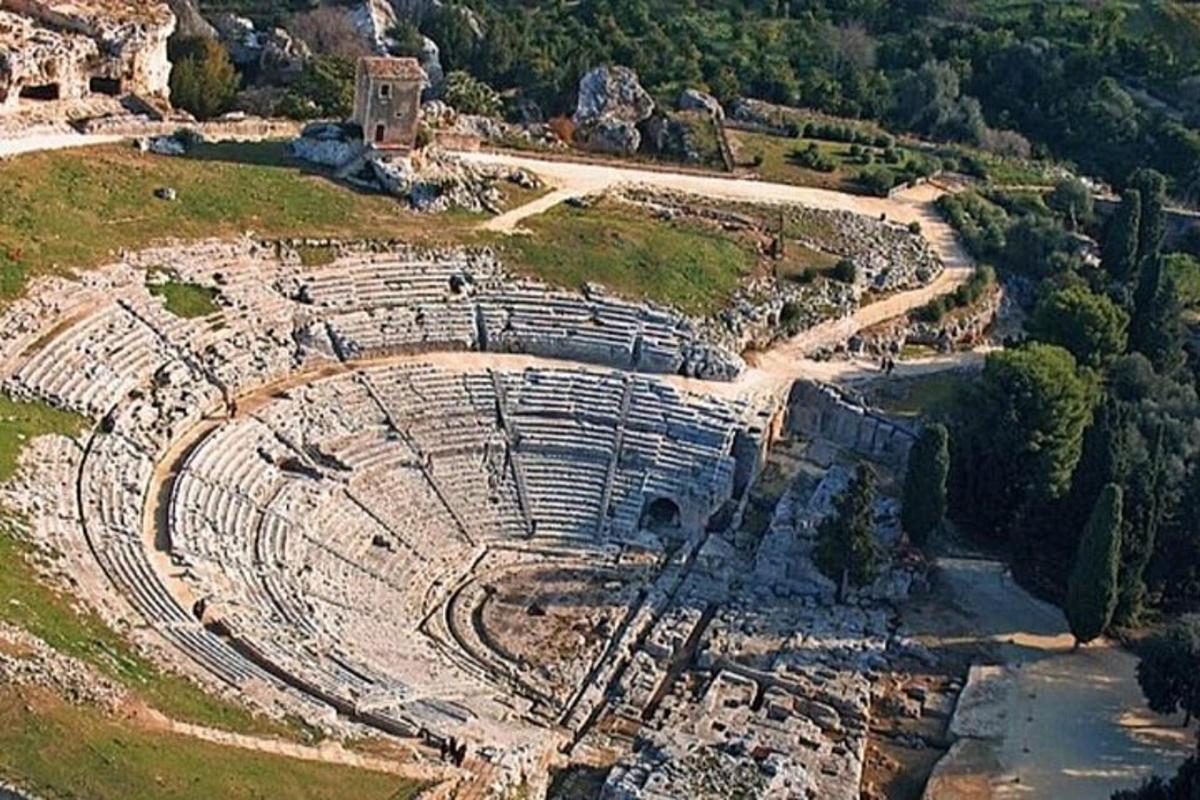 una vista aerea di un anfiteatro su un'isola
