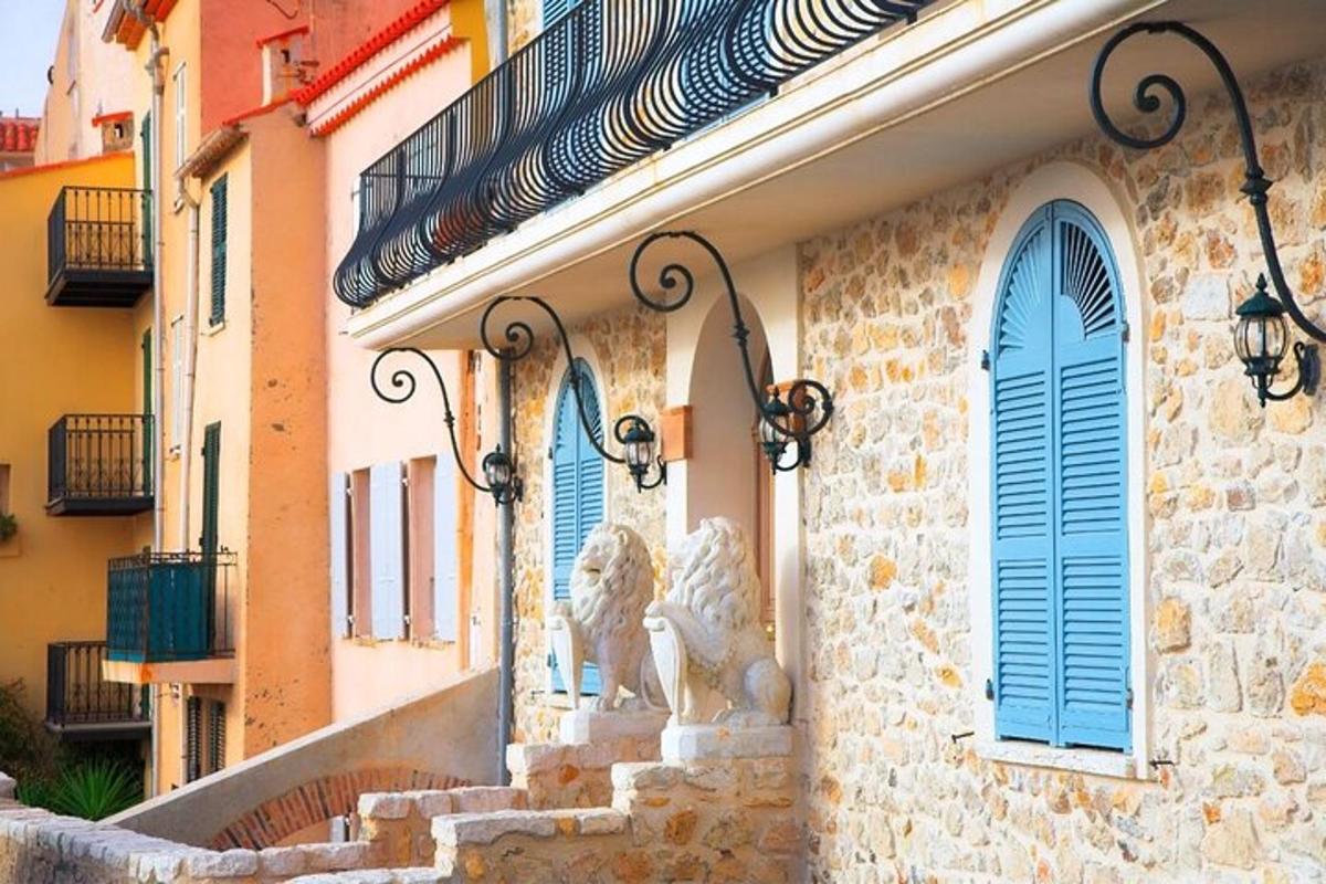 ένα κτίριο με ένα άγαλμα λιονταριού στο πλάι του