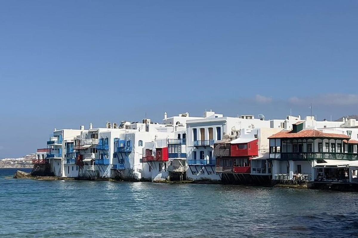 un gruppo di edifici situati nell'acqua
