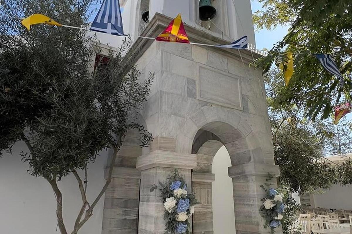 un edificio con un arco con bandiere sopra