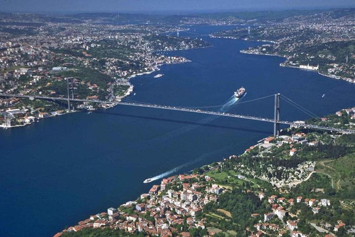uma ponte sobre um rio com um barco embaixo dela