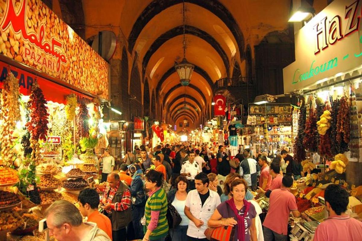 uma multidão de pessoas em um mercado em um prédio