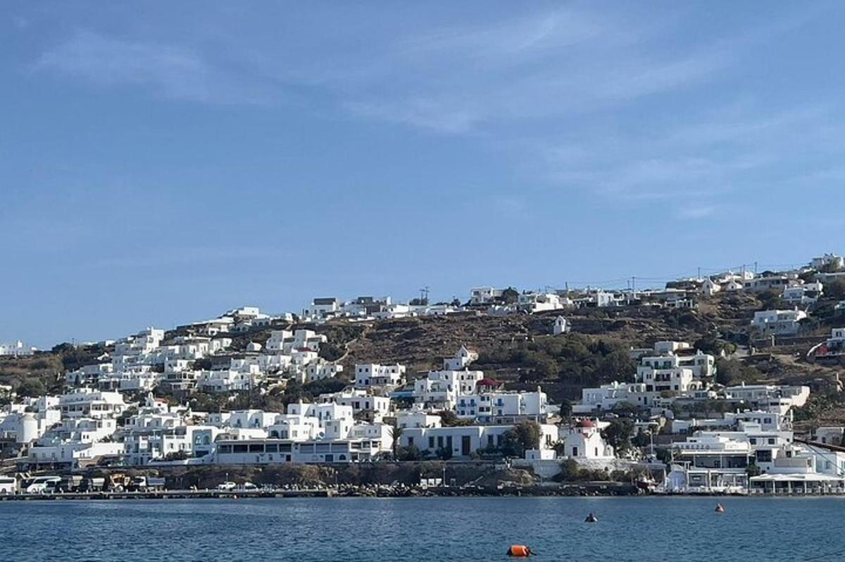 un gruppo di edifici bianchi su una collina vicino all'acqua