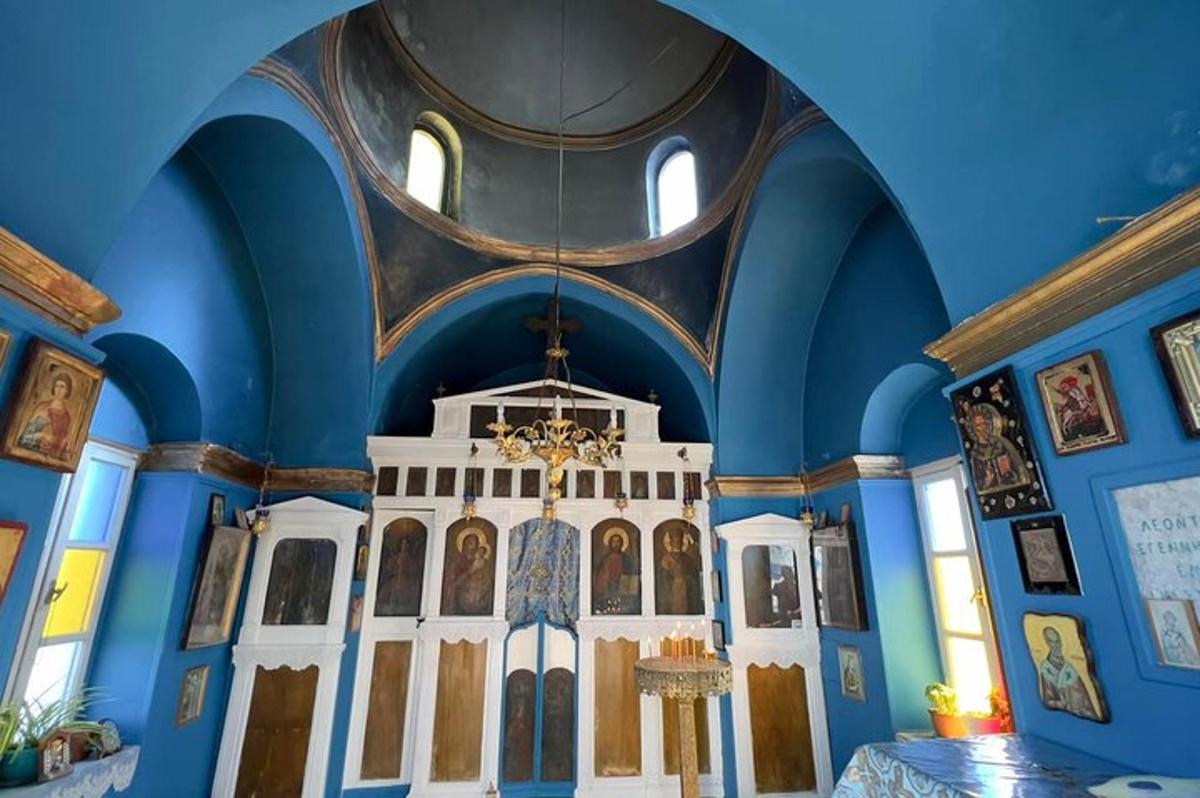 una chiesa con pareti e soffitto blu
