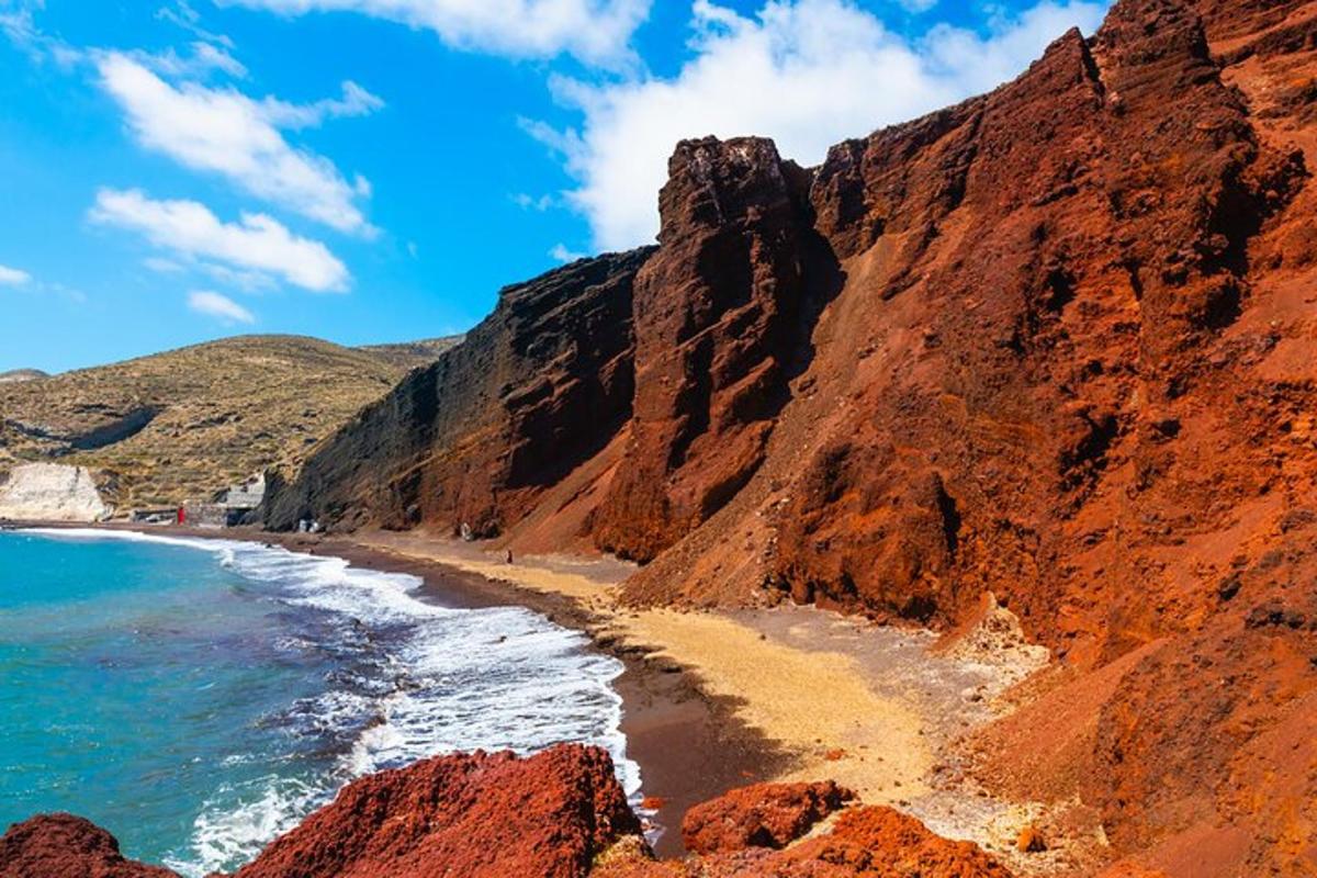 widok na góry z plażą i oceanem