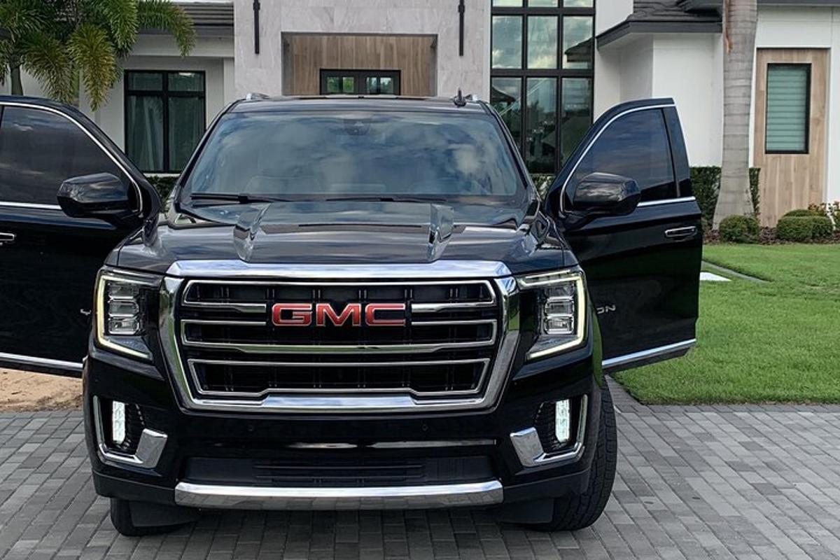 černý pick-up GMC zaparkovaný na příjezdové cestě