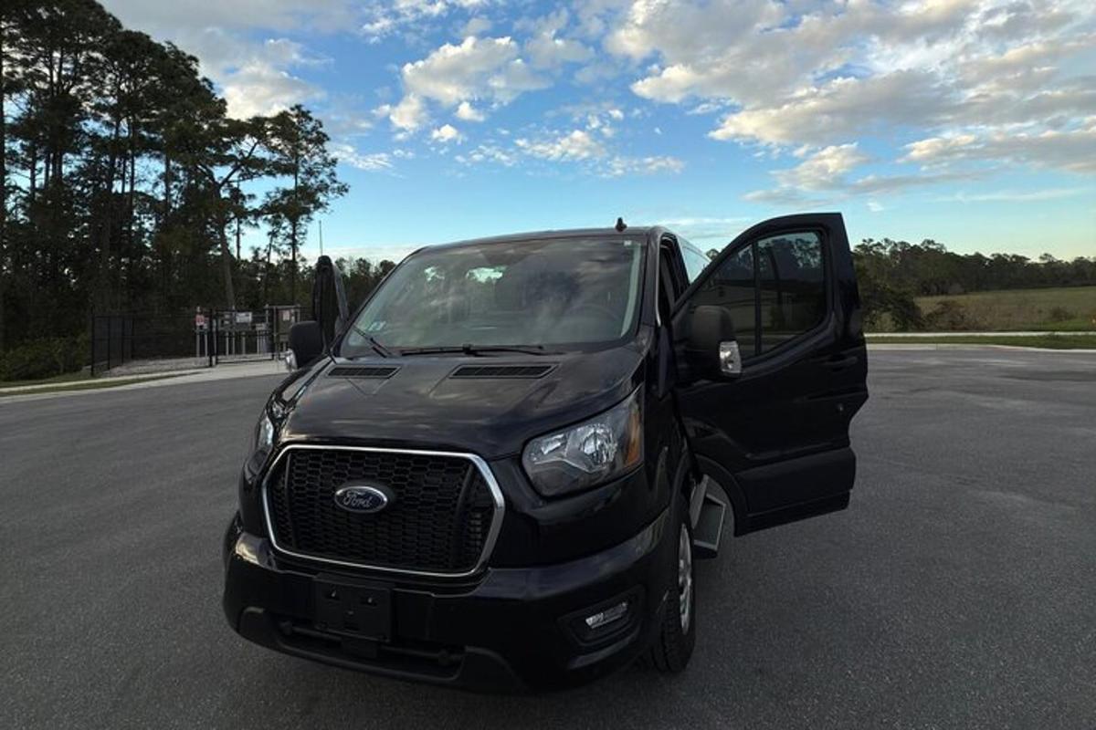 Un camión negro estacionado en un estacionamiento