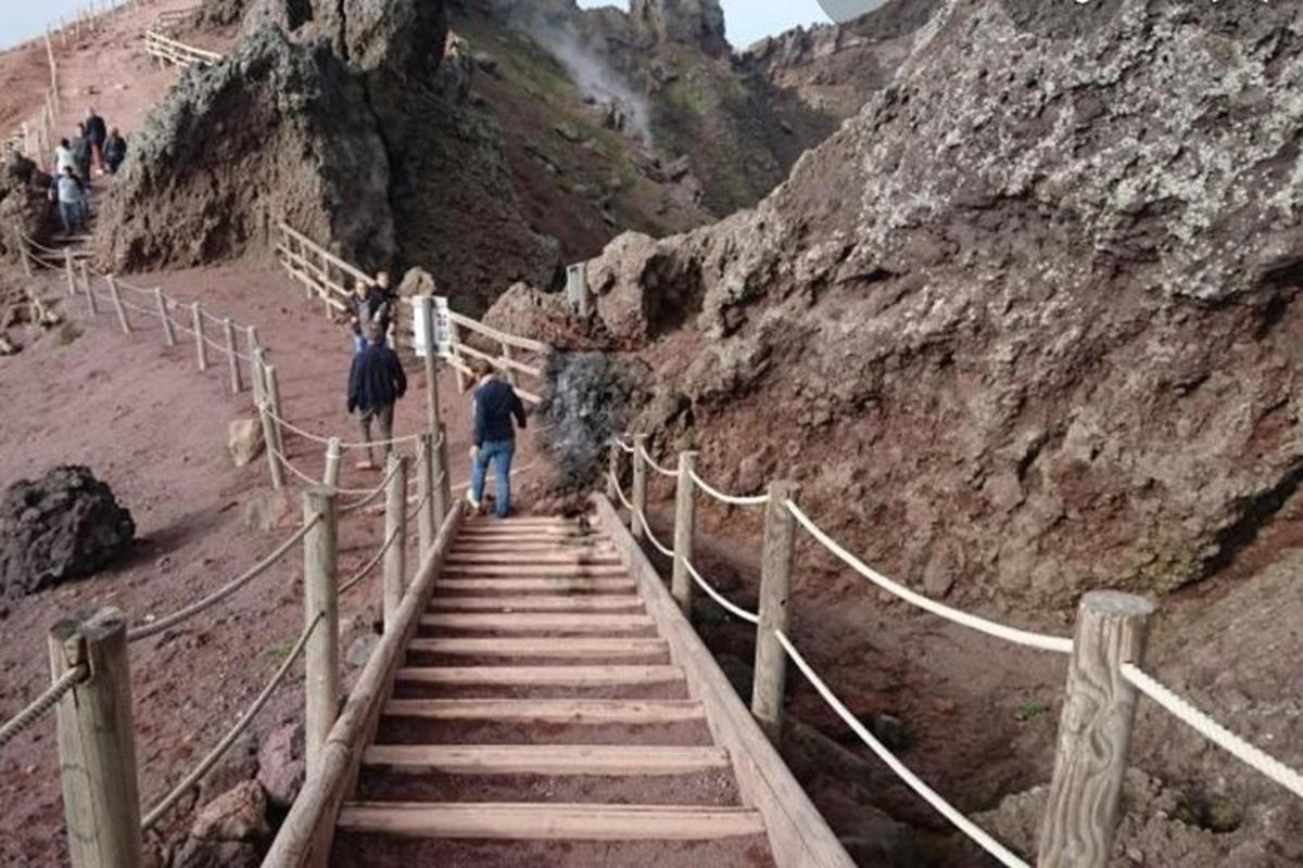 група людей, що піднімаються сходами на горі