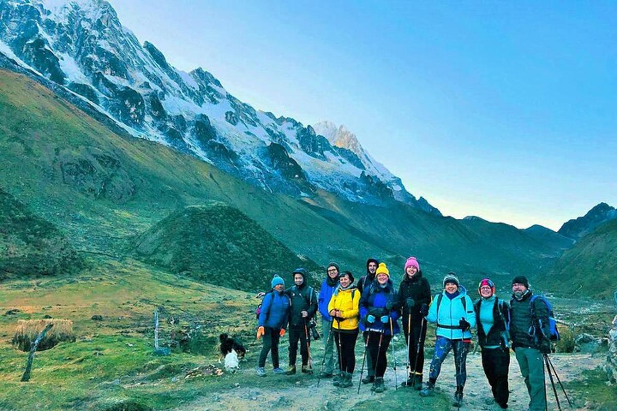 un grup de persones dempeus davant d'una muntanya