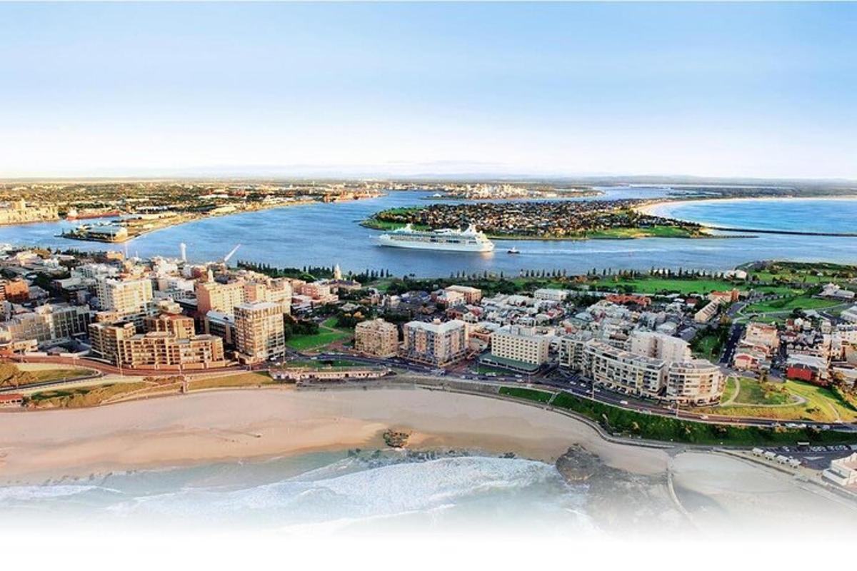 una vista aerea di una città e di una spiaggia