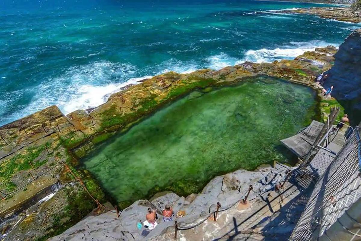una buca da golf su una scogliera vicino all'oceano