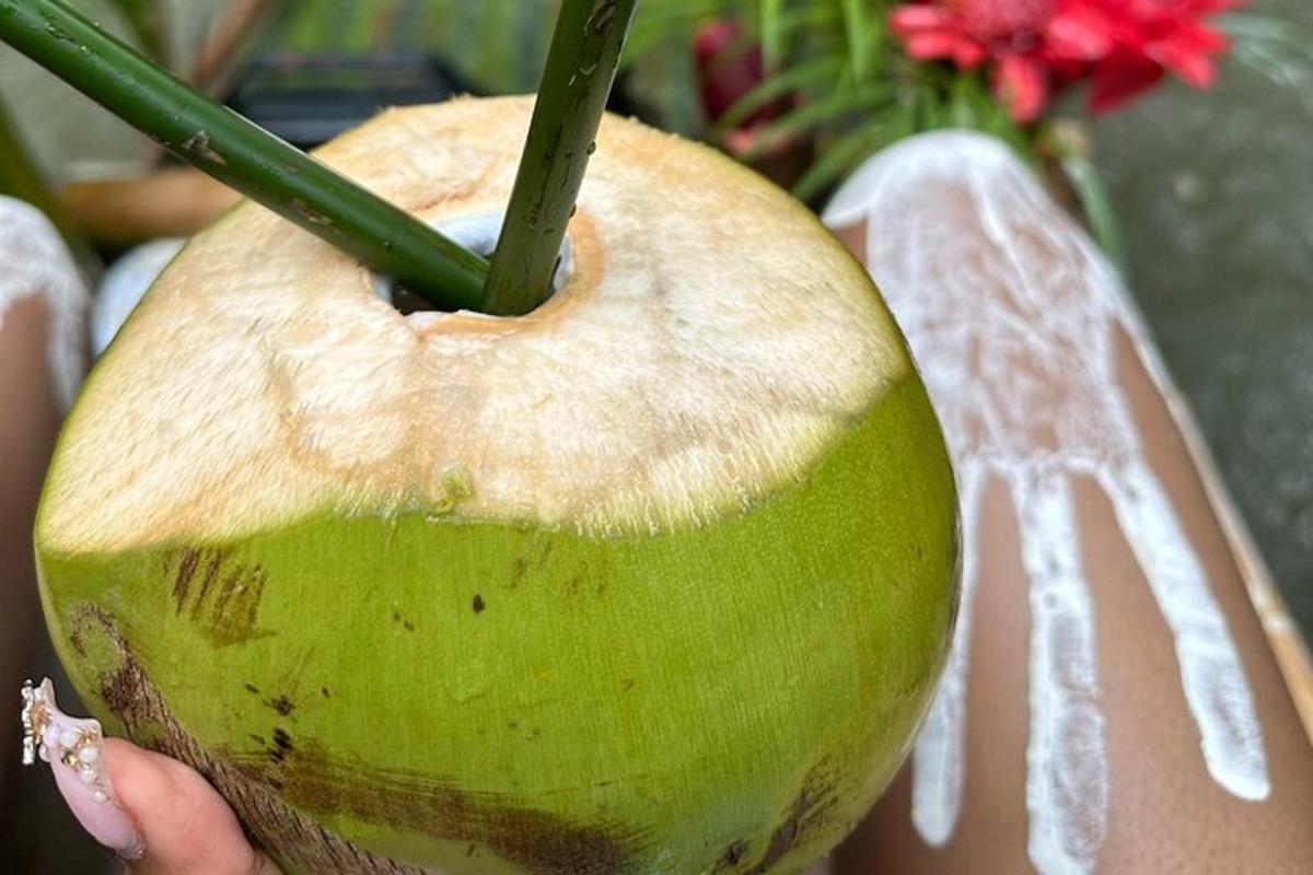 een persoon die een groene appel vasthoudt met eetstokjes erin