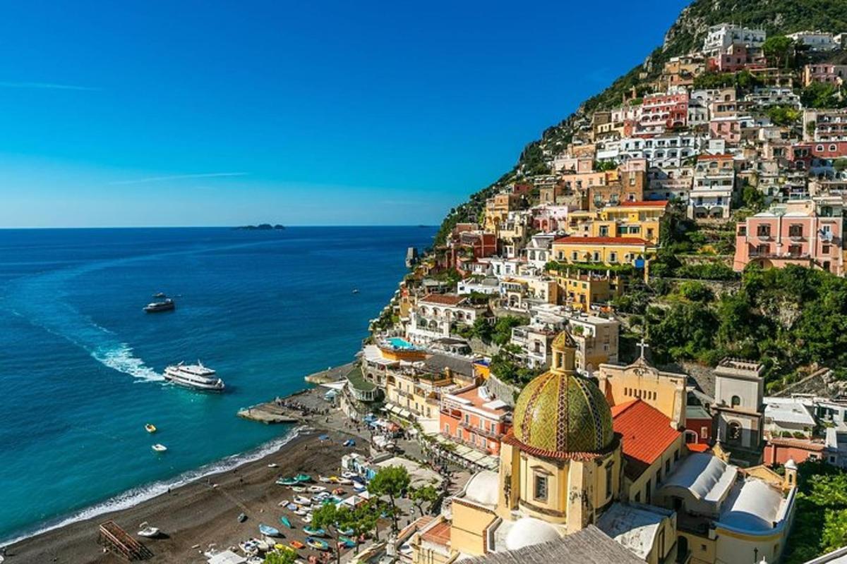 o vedere a orașului Positano pe coasta Amalfi
