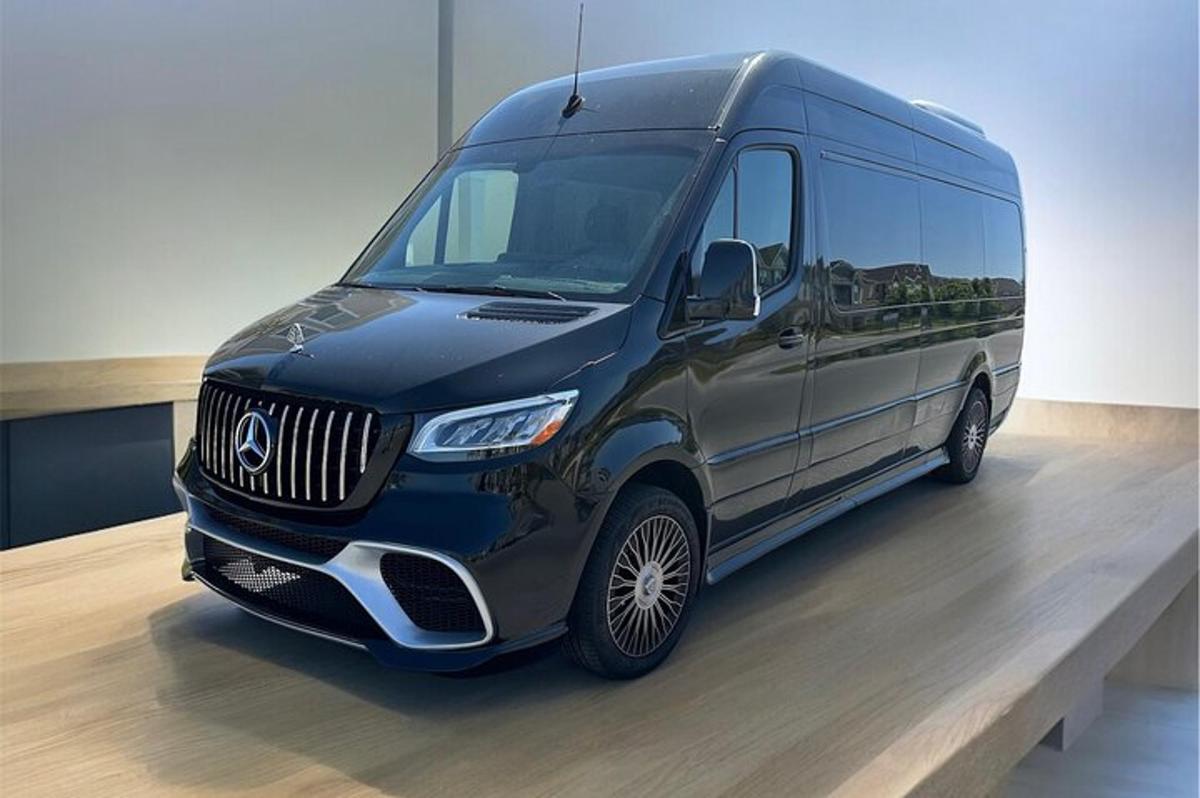 Una camioneta negra está estacionada en una habitación