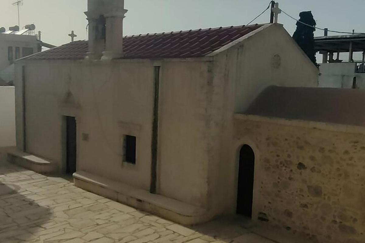 majhna bela stavba z moškim, ki stoji na strehi