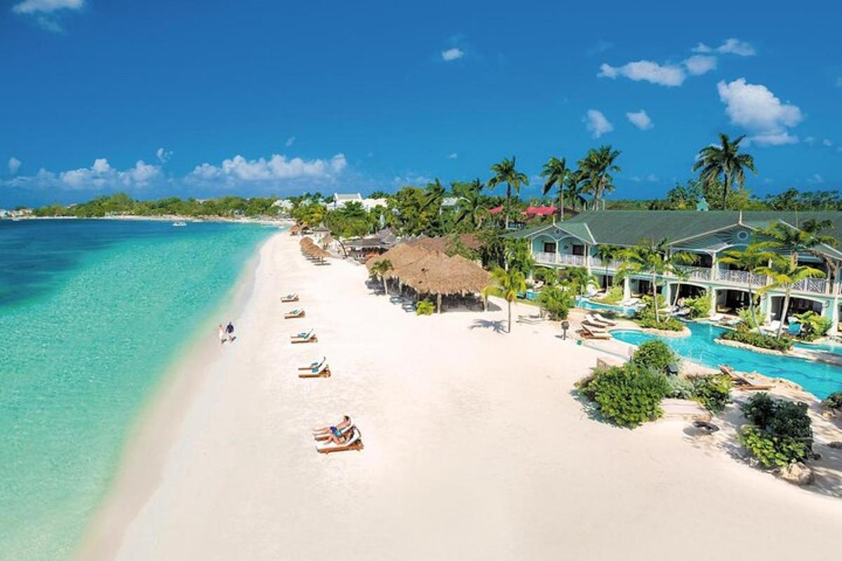 isang overhead view ng beach na may mga tao dito