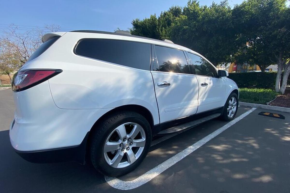 mobil putih diparkir di tempat parkir