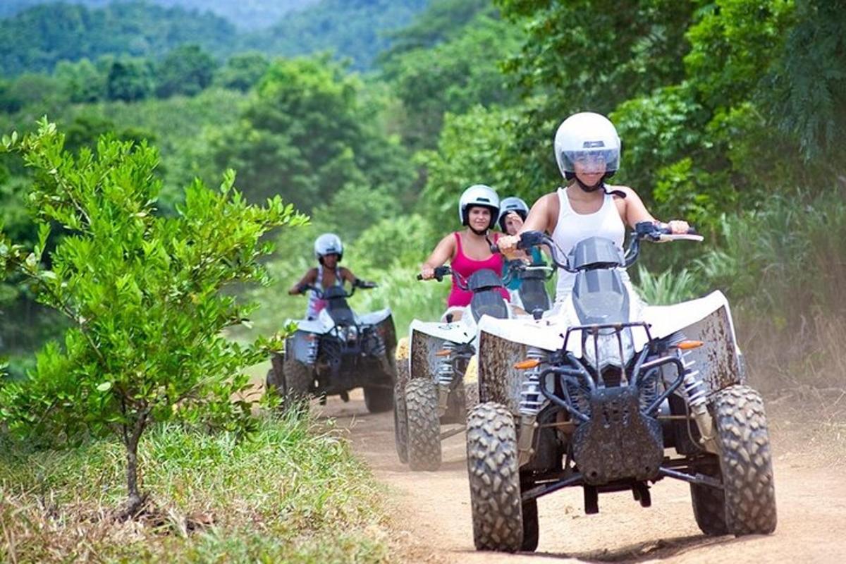 một nhóm người trên xe địa hình trên một con đường đất