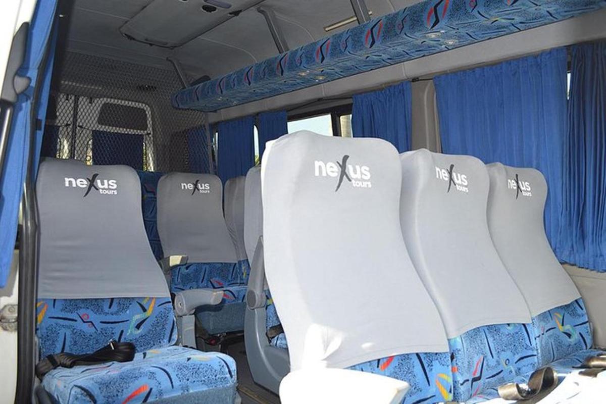 un autobús amb seients blaus i blancs