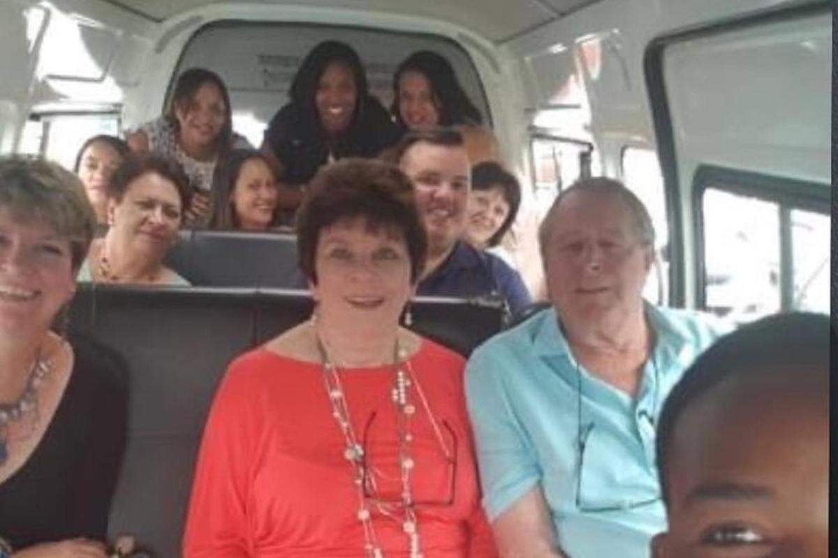 en gruppe mennesker, der sidder i en bus