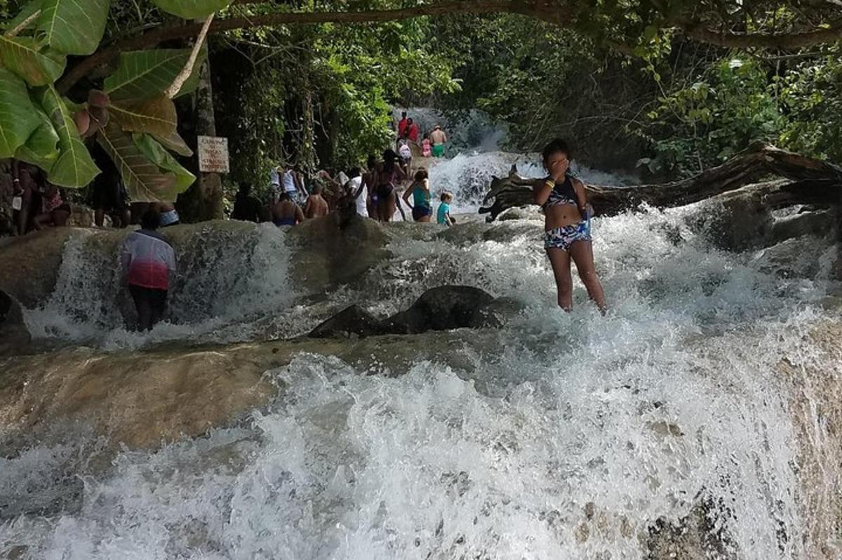 o femeie în costum de baie călărind un val într-un râu