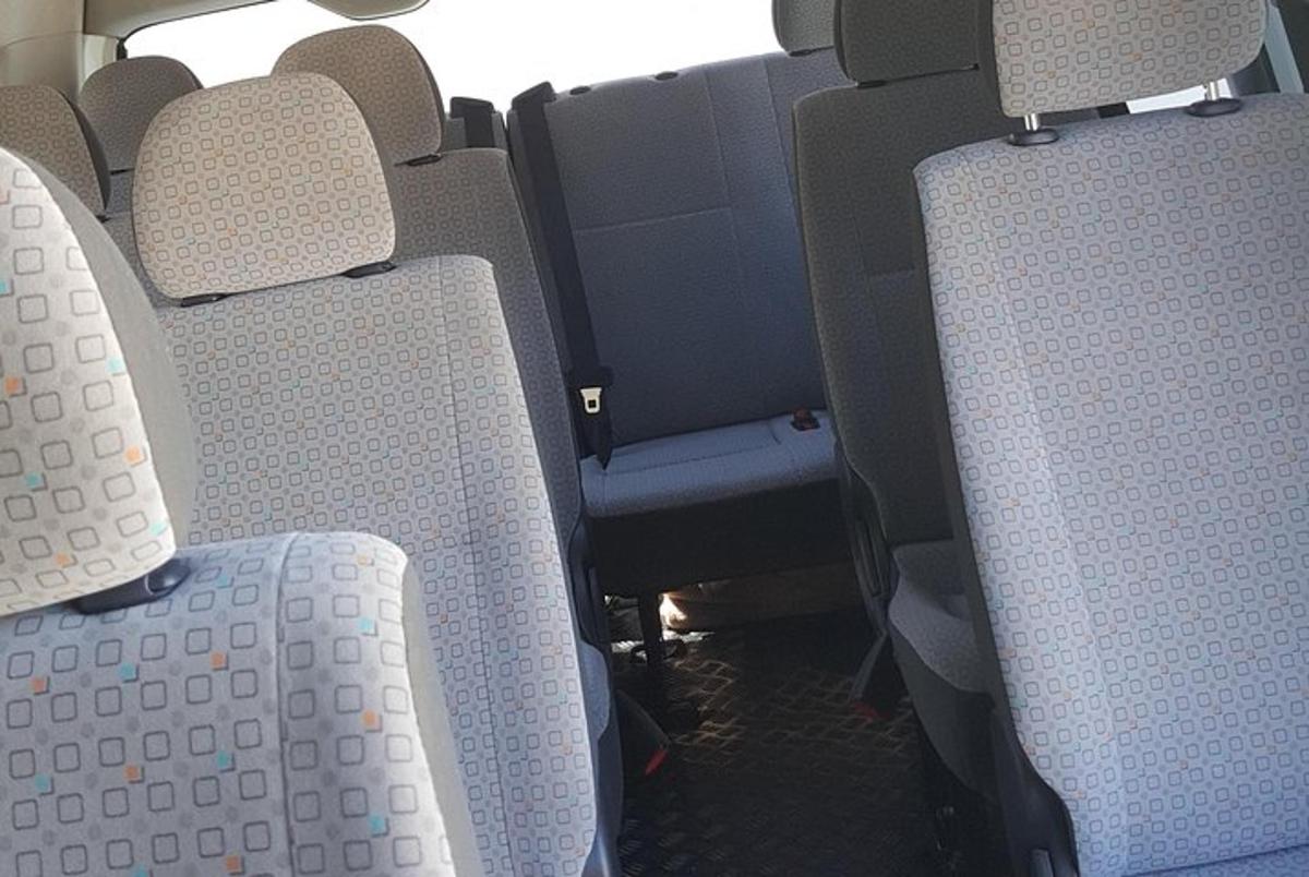 dvě řady sedadel v autobuse
