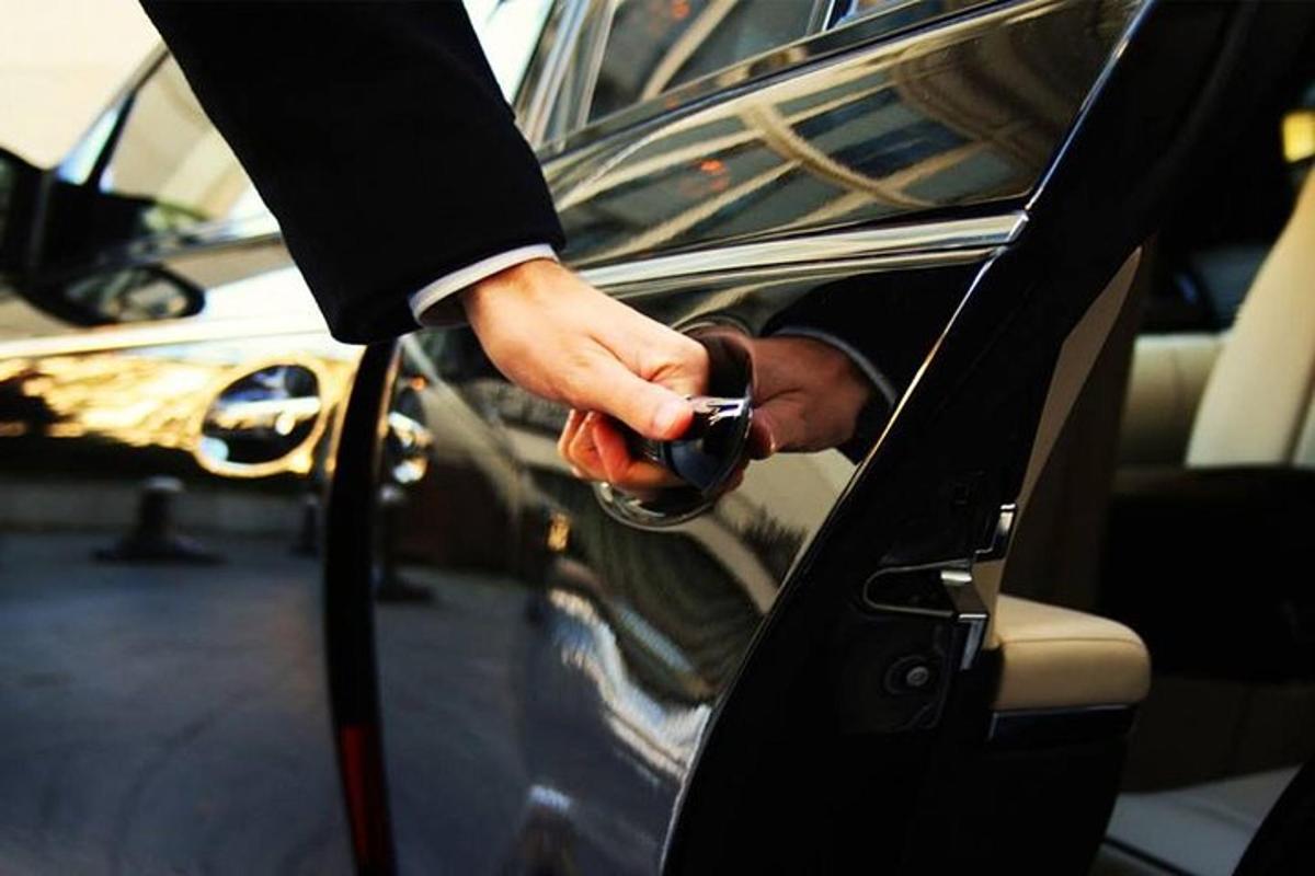 ένα άτομο ανοίγει την πόρτα ενός αυτοκινήτου