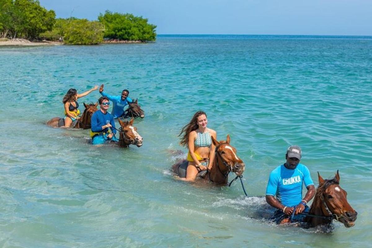 eine Gruppe von Menschen, die im Wasser reiten