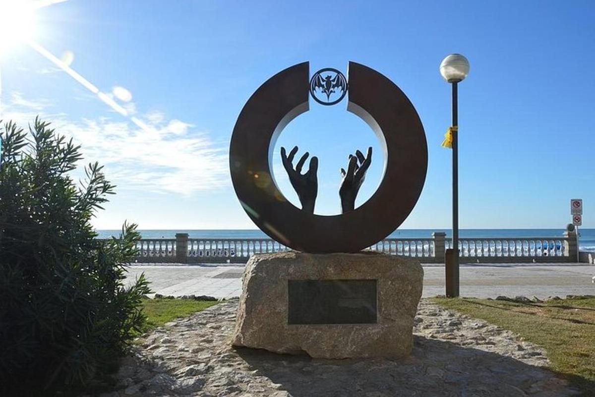 해변 앞 바위 위에 있는 표지판