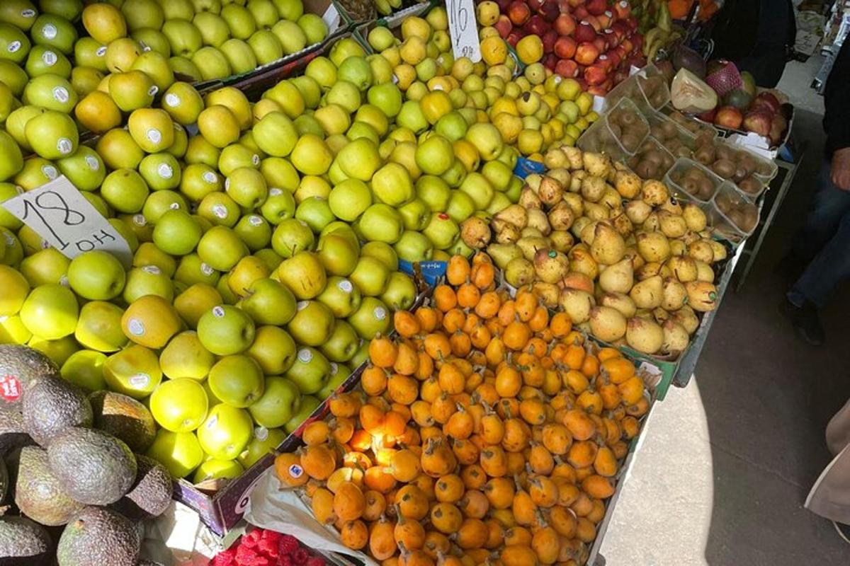longgokan buah yang dipamerkan di sebuah pasar