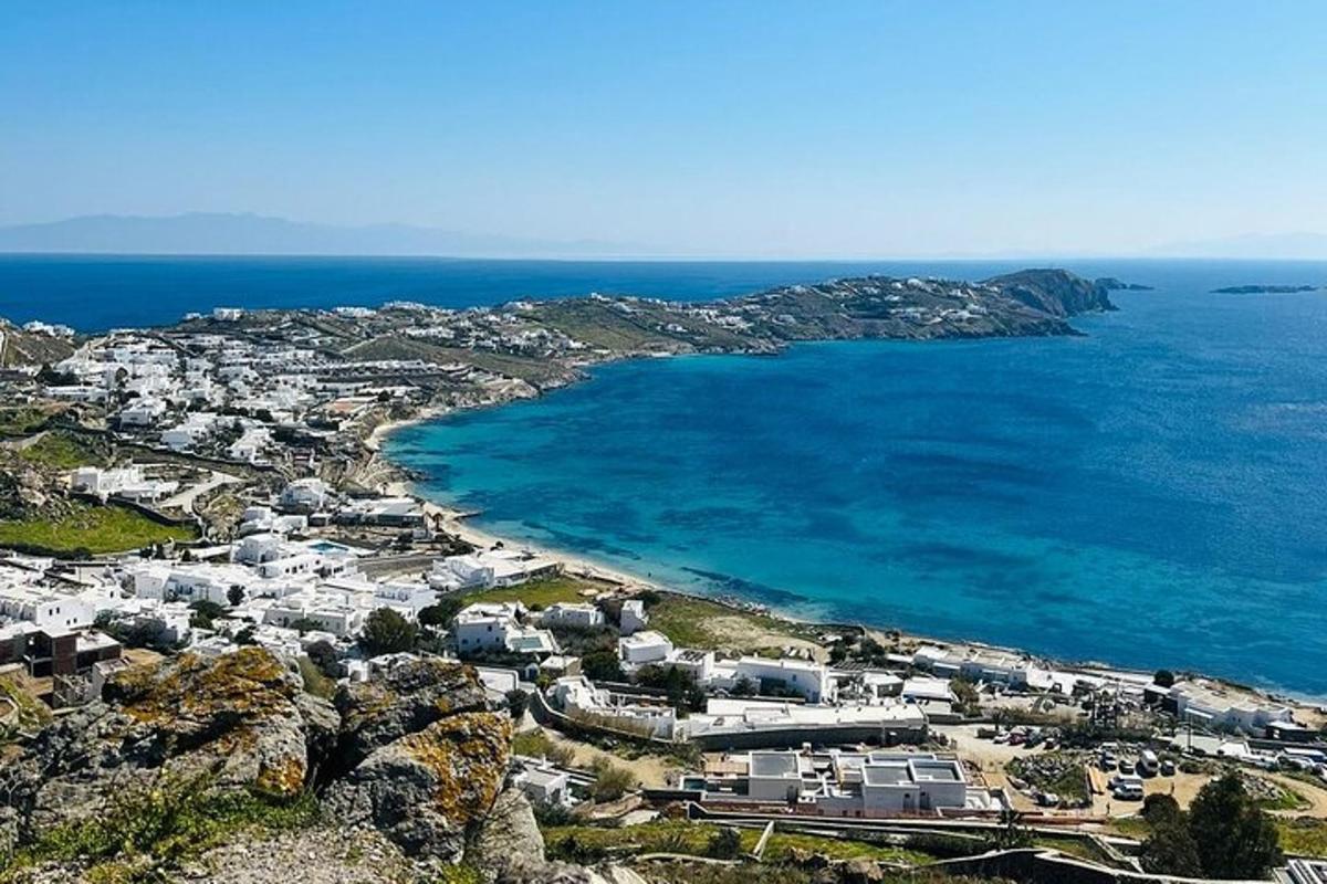 una vista aerea di una piccola isola con case e l'oceano