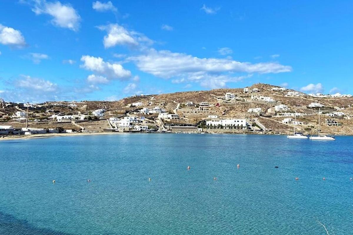 un grande specchio d'acqua con una città sullo sfondo