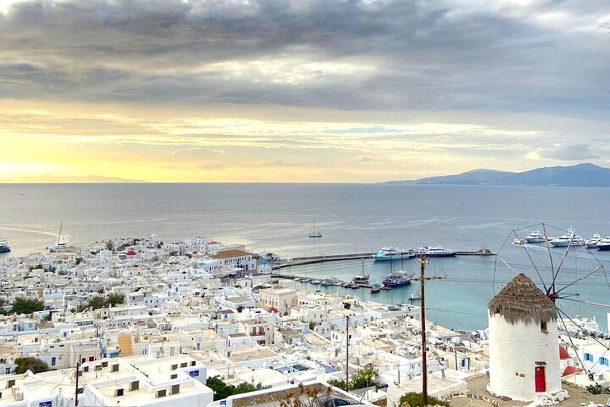 una vista di una città con edifici bianchi e l'oceano