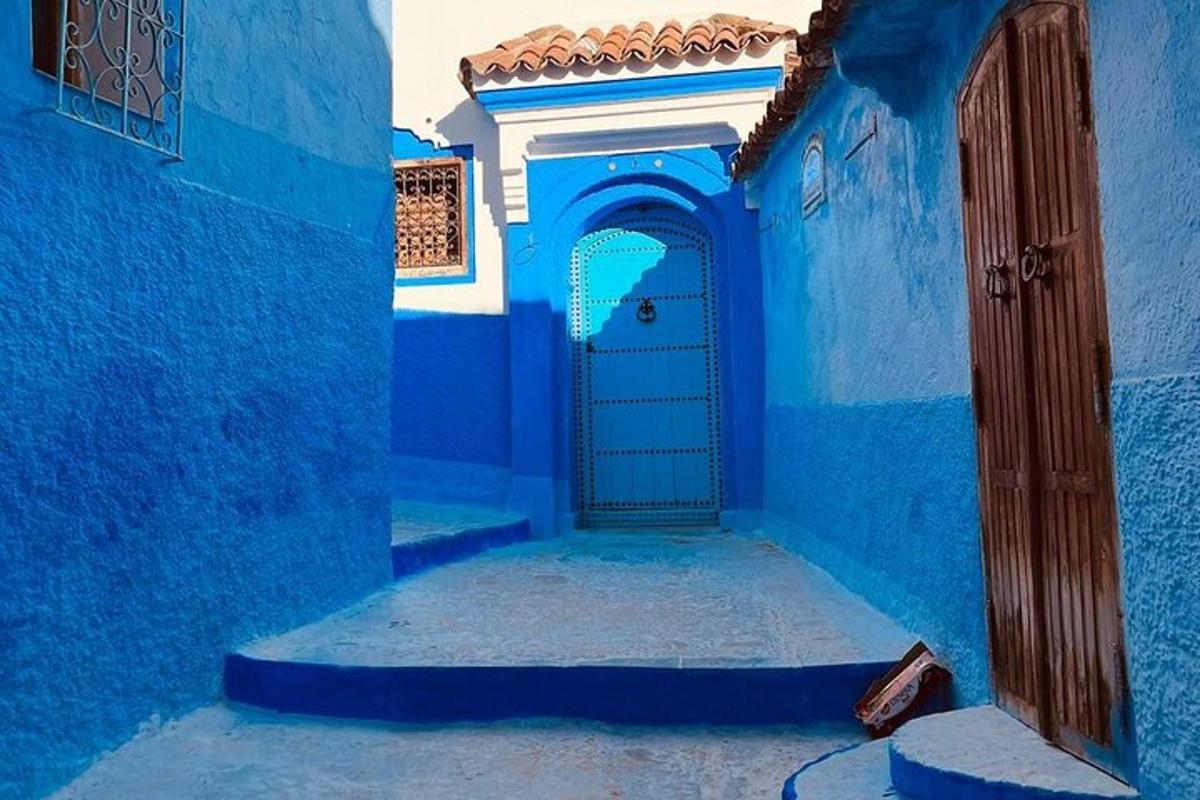 Un edificio azul con una puerta y un portal.