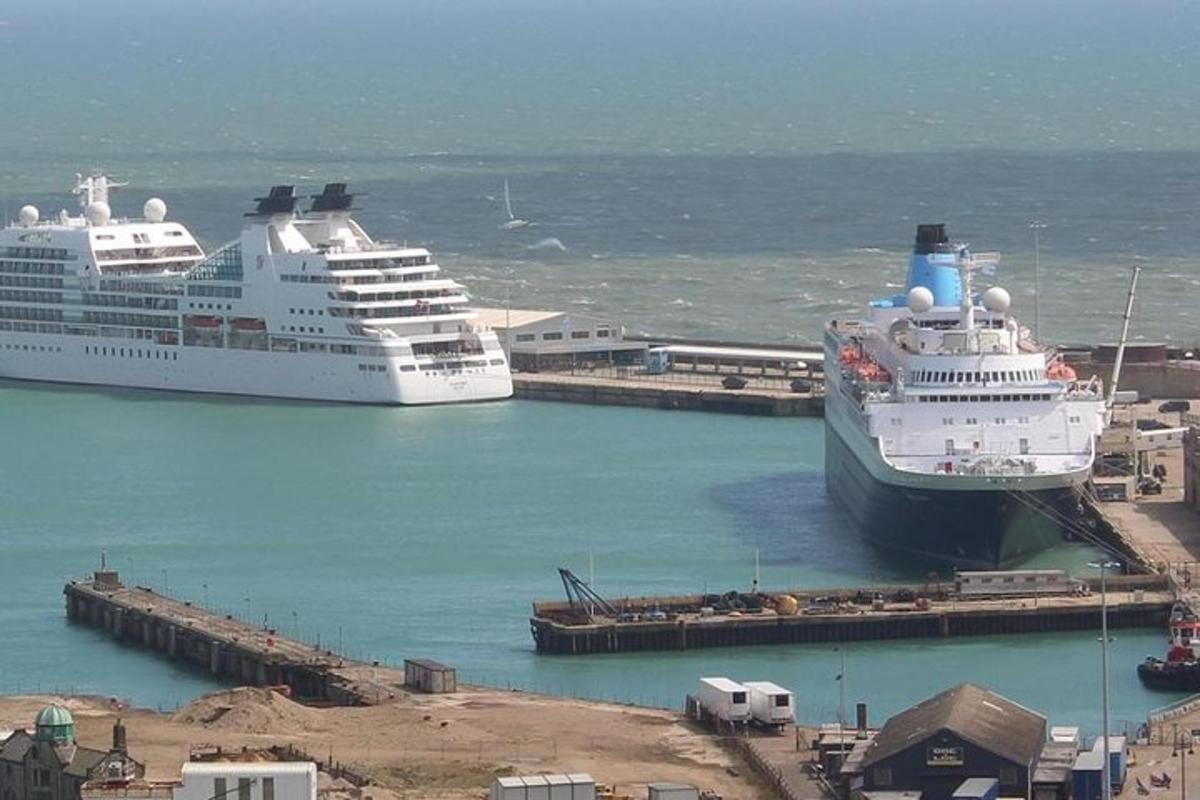 dos creuers estan atracats en un port